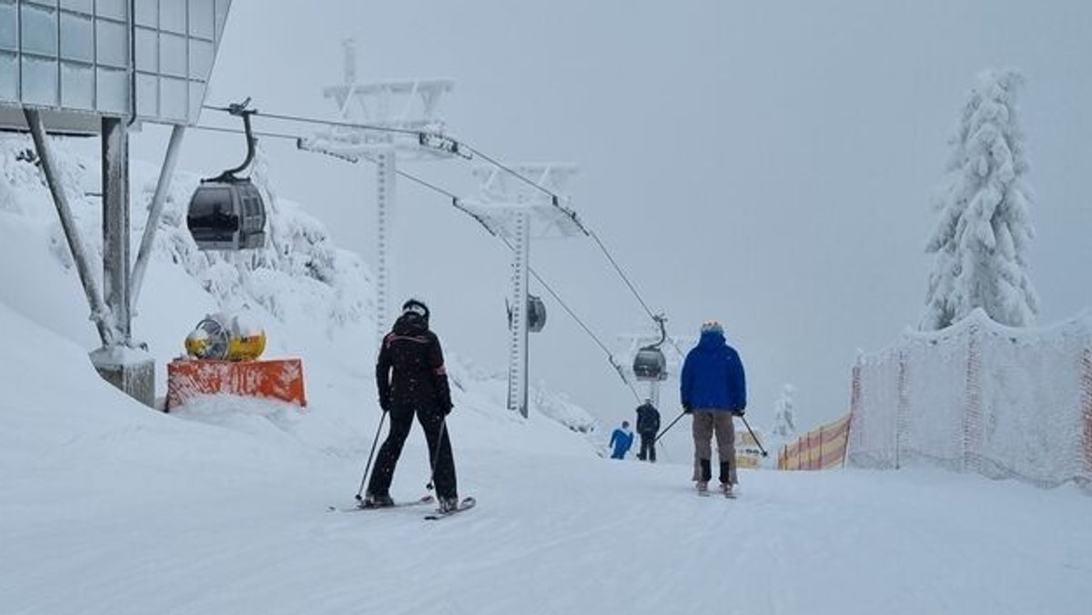 Skifahrer am Großen Arber neben der Gondelbahn