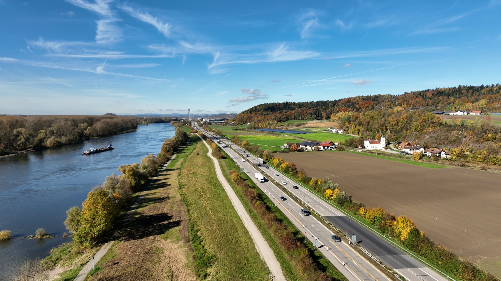 Auf dem rund zehn Kilometer langen Abschnitt werden zwölf Brücken neu gebaut, darunter die Donaubrücke bei Seebach. | Bild: Patrick Viertl/BR Auf dem rund zehn Kilometer langen Abschnitt werden zwölf Brücken neu gebaut, darunter die Donaubrücke bei Seebach.