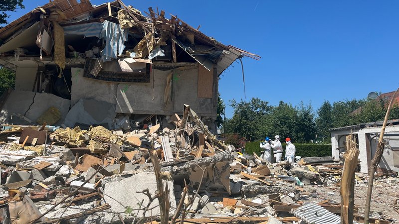 Ermittler der Polizei werden dabei auch vom THW unterstützt | Bild: Katharina Reichart / BR Ermittler der Polizei werden dabei auch vom THW unterstützt