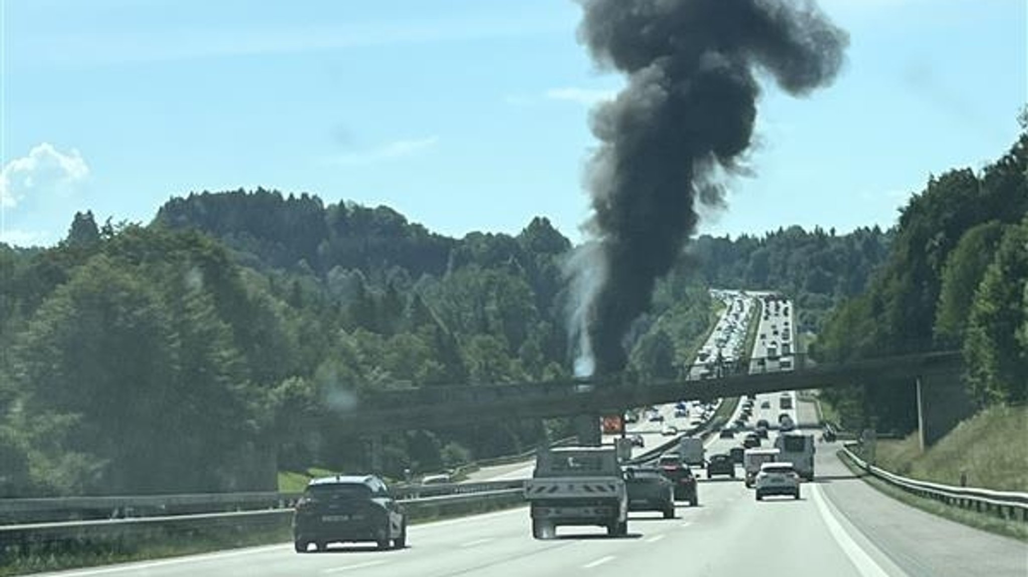 Autos auf der A8 und eine Rauchsäule. | Bild: BR / Mona Marko Autos auf der A8 und eine Rauchsäule.