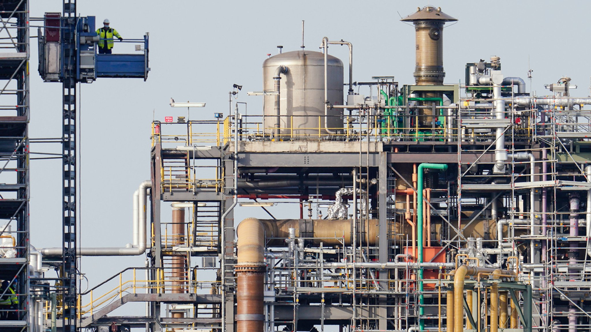 Ein Arbeiter fährt neben Gebäuden auf dem Werksgelände des Chemiekonzerns BASF in einem Aufzug.