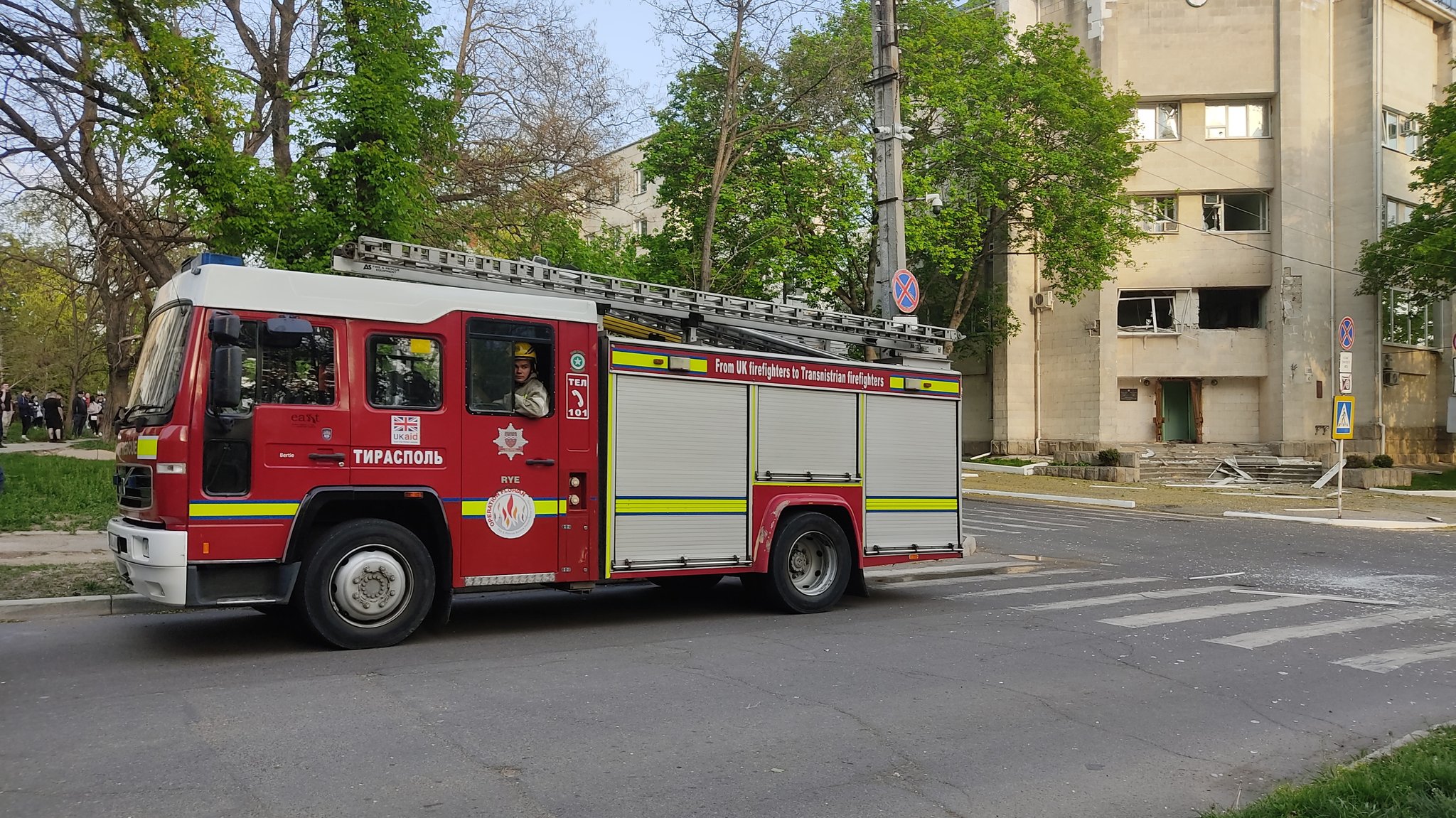 Ein Feuerwehrauto am Sicherheitsministerium in Transnistrien, in dem sich eine Explosion ereignet hat. Das Bild wird von der russischen Staatsagentur Tass zur Verfügung gestellt.