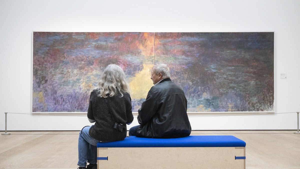  Besucher vor dem "Seerosenteich am Abend" von Claude Monet in der Ausstellung der Sammlung Emil Bührle im Kunsthaus Zürich