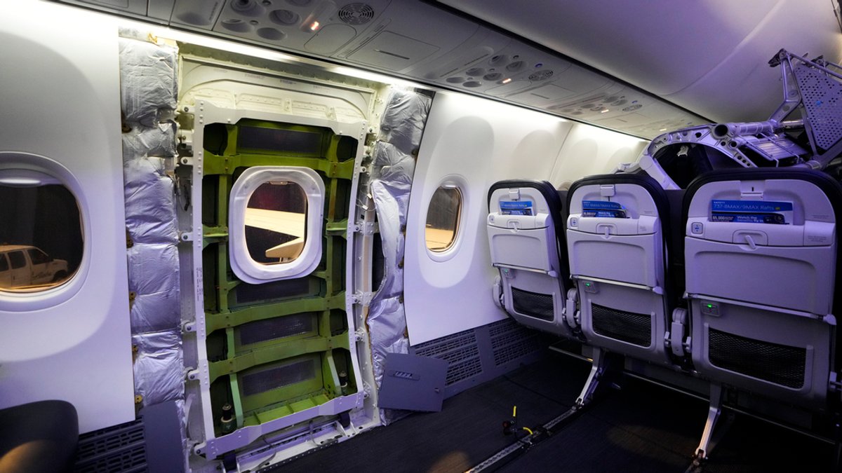 Ein Tür-Bereich einer Boeing 737 Max 9 der Alaska Airlines, der auf die Inspektion wartet.