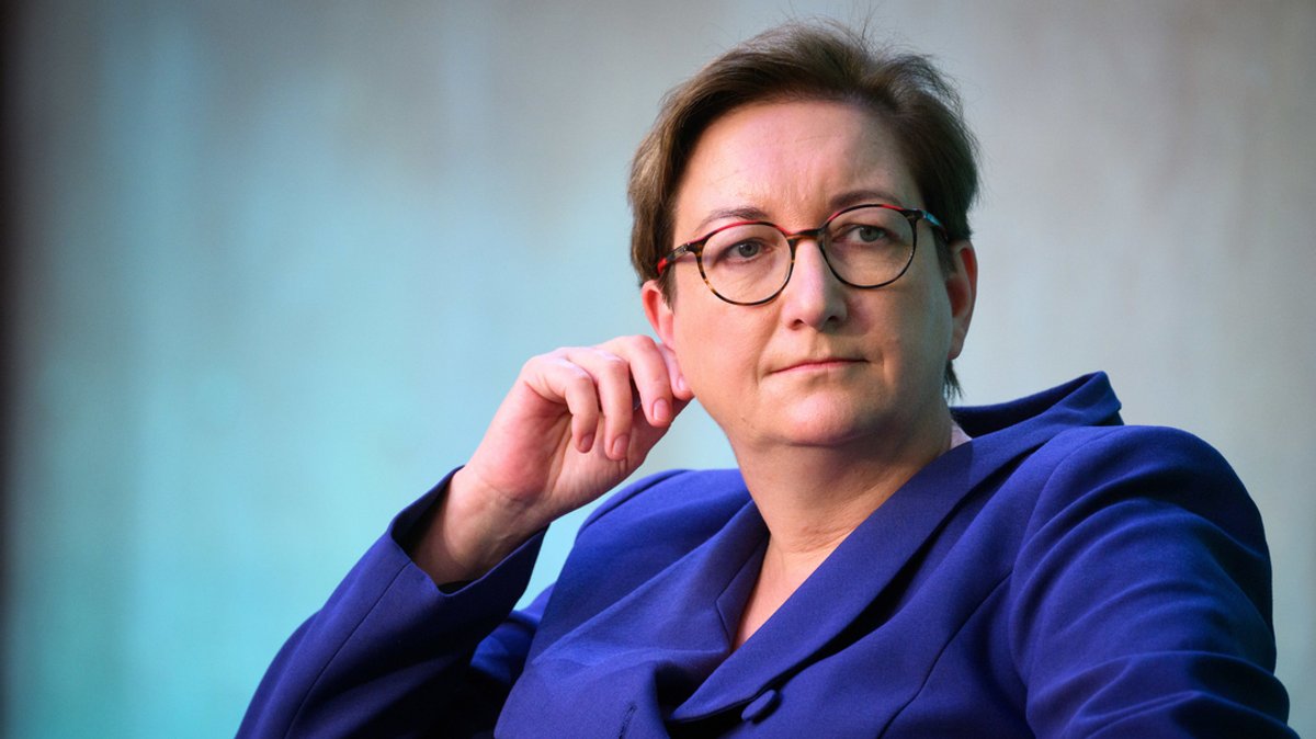 Klara Geywitz (SPD), Bundesministerin für Wohnen, Stadtentwicklung und Bauwesen, sitzt bei einer Podiumsdiskussion