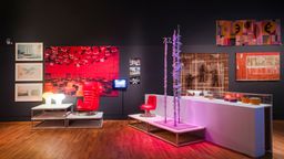Blick in die Ausstellung mit knallrotem Ledersessel und pilzförmigen Lampen | Bild:Staatliche Museen zu Berlin / David von Becker
