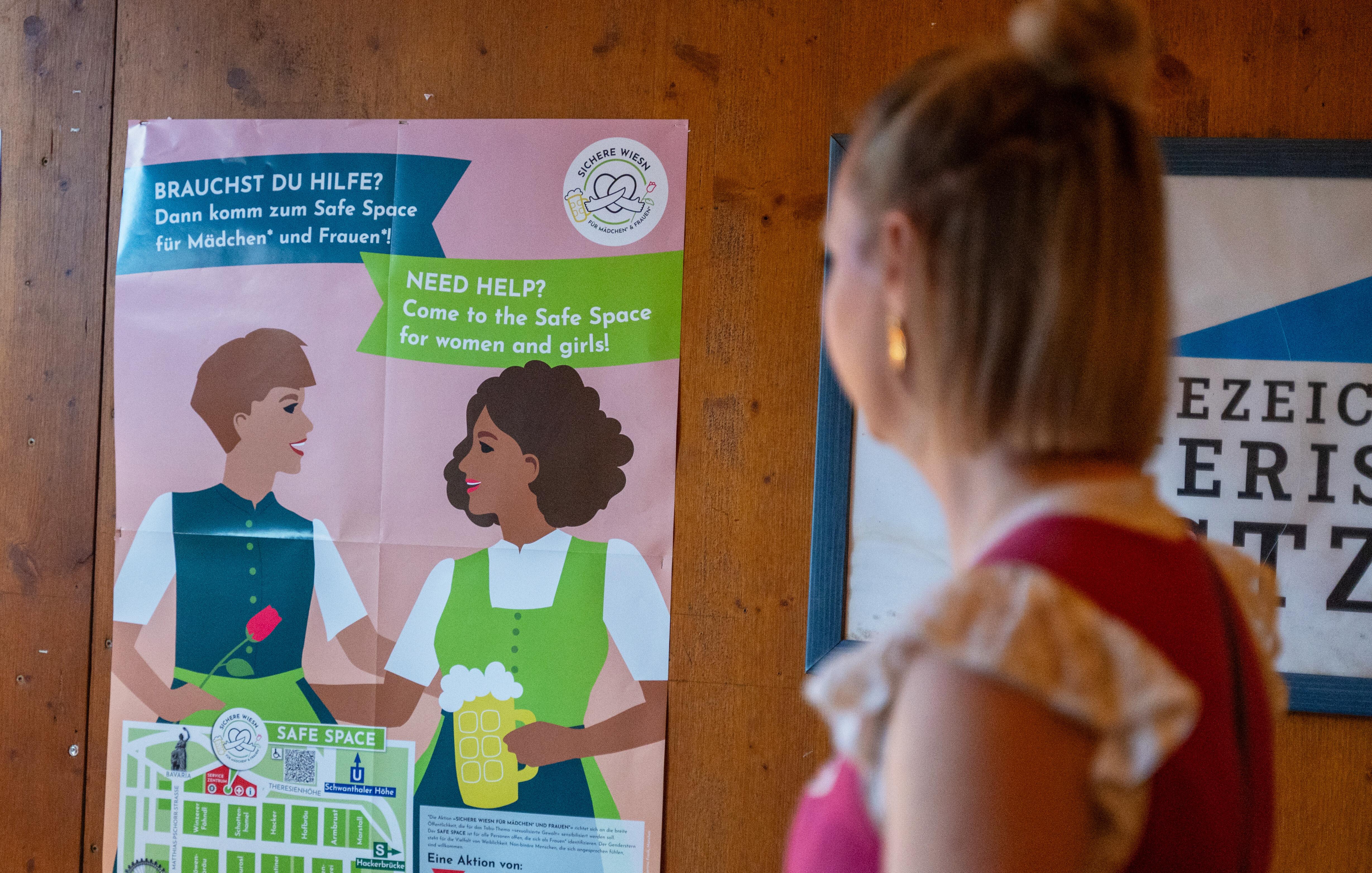 Ein Plakat mit Hinweisen zu einem Safe-Space für Mädchen und Frauen hängt in einem Festzelt auf dem Oktoberfest. 