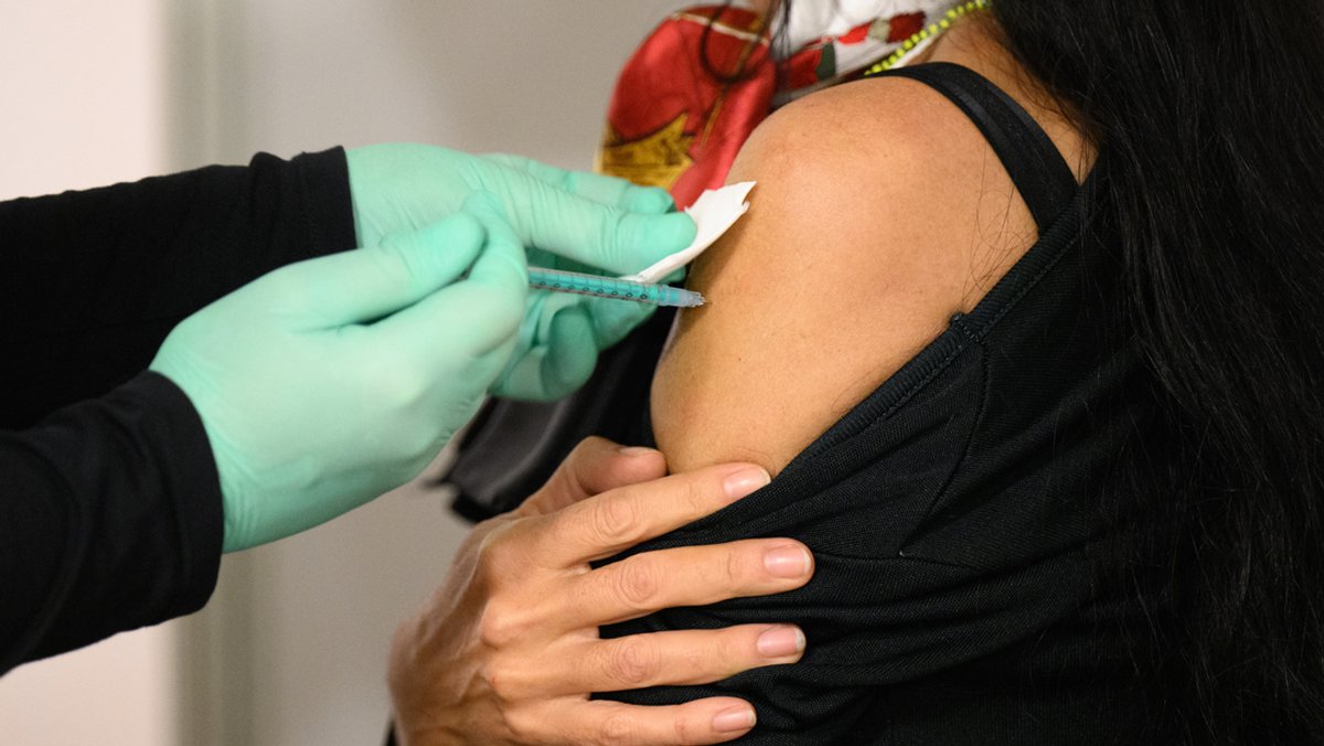 Eine Frau lässt sich bei einer Impfaktion gegen das Coronavirus impfen. 
