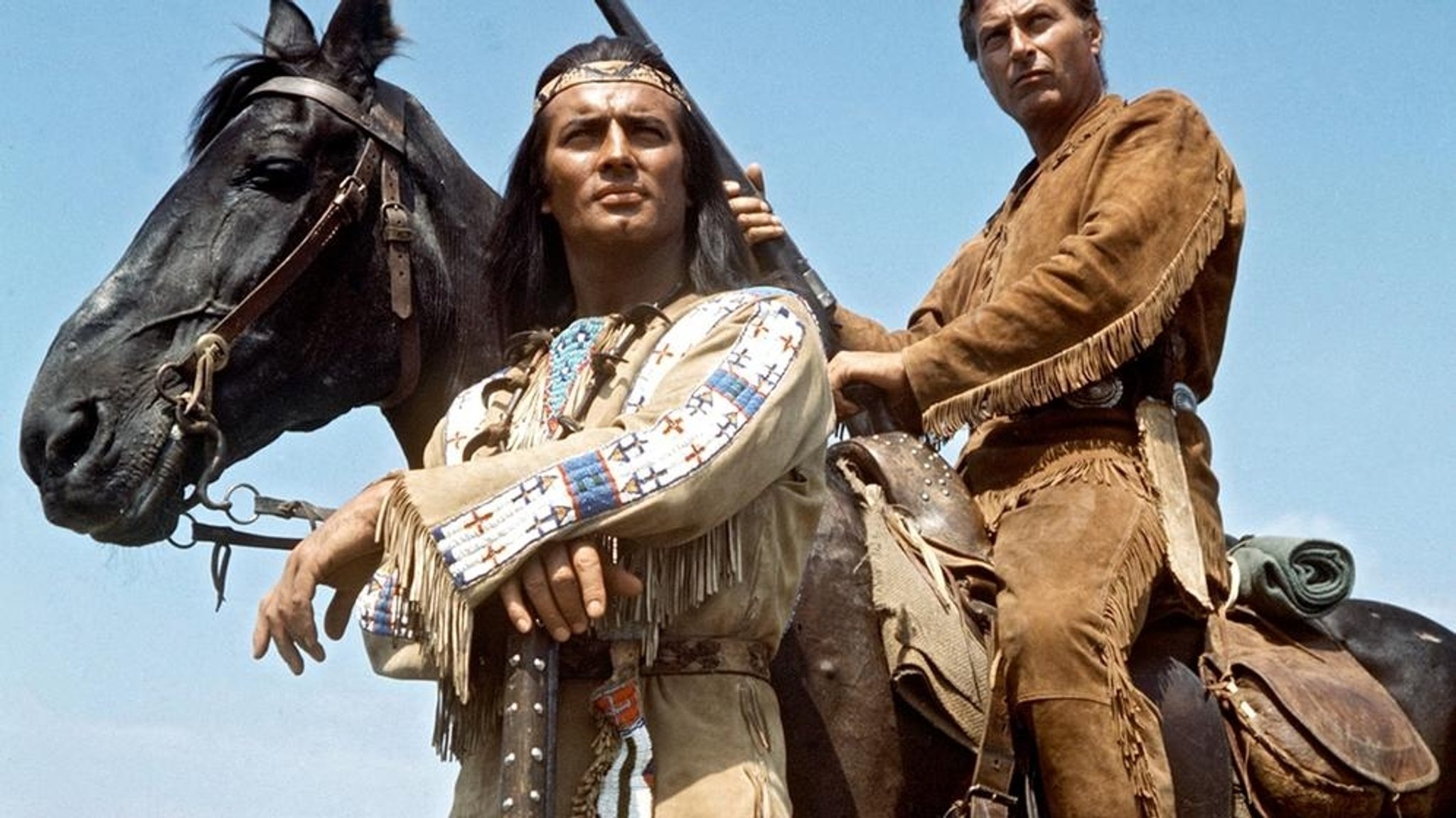 Die legendären Blutsbrüder Winnetou (Pierre Brice, links) und Old Shatterhand (Lex Barker).