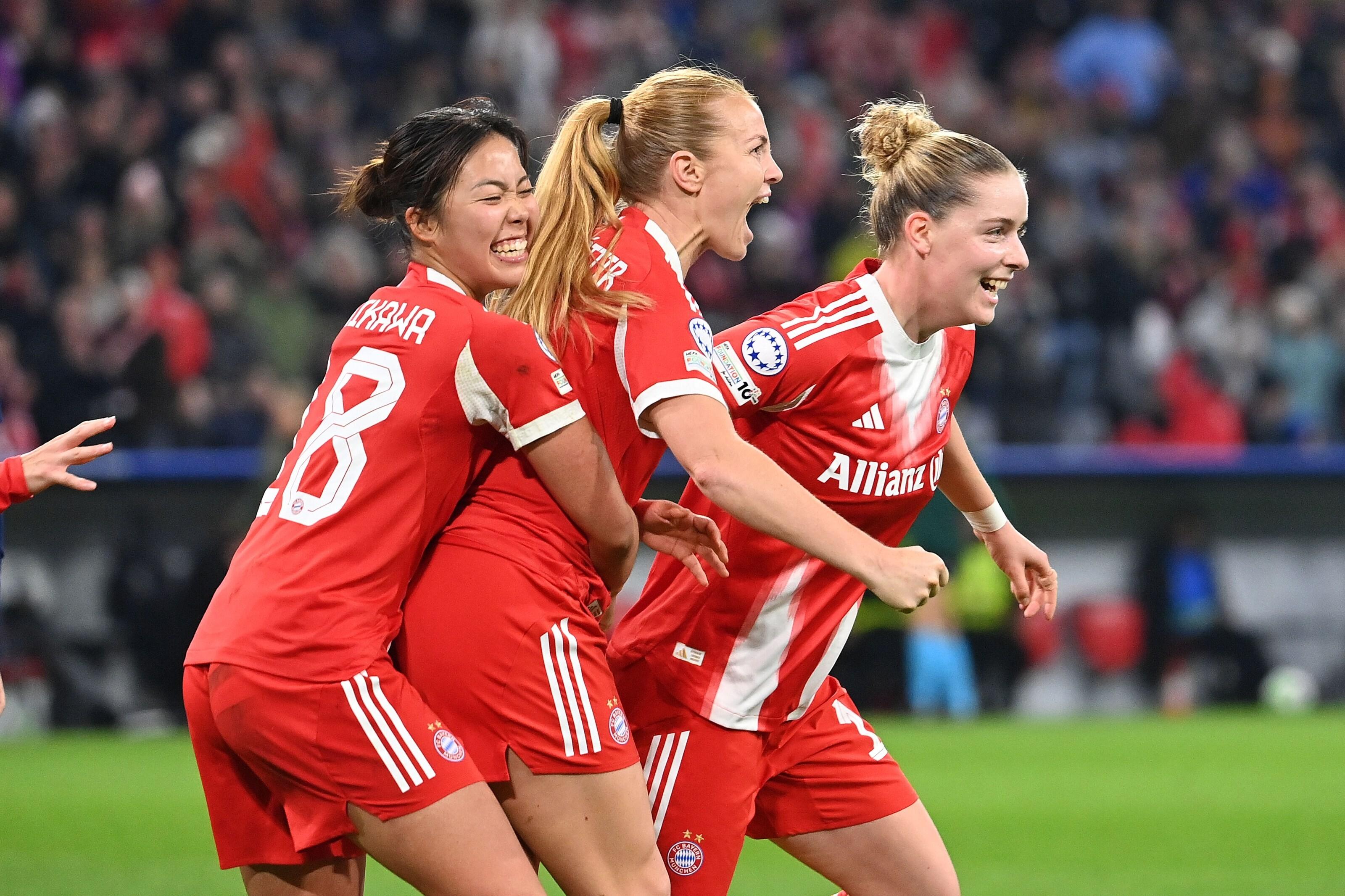 Jubelnde Spielerinnen FC Bayern