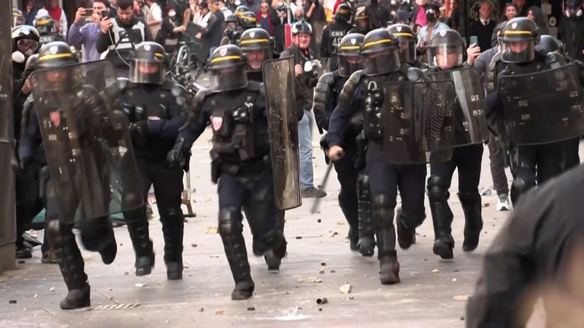 Beamte der französischen Polizei sind bei den Demonstrationen im Einsatz. | Bild: BR Beamte der französischen Polizei sind bei den Demonstrationen im Einsatz.