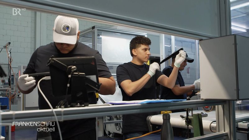 Männer bei der Arbeit. | Bild: BR 2025 Männer bei der Arbeit.
