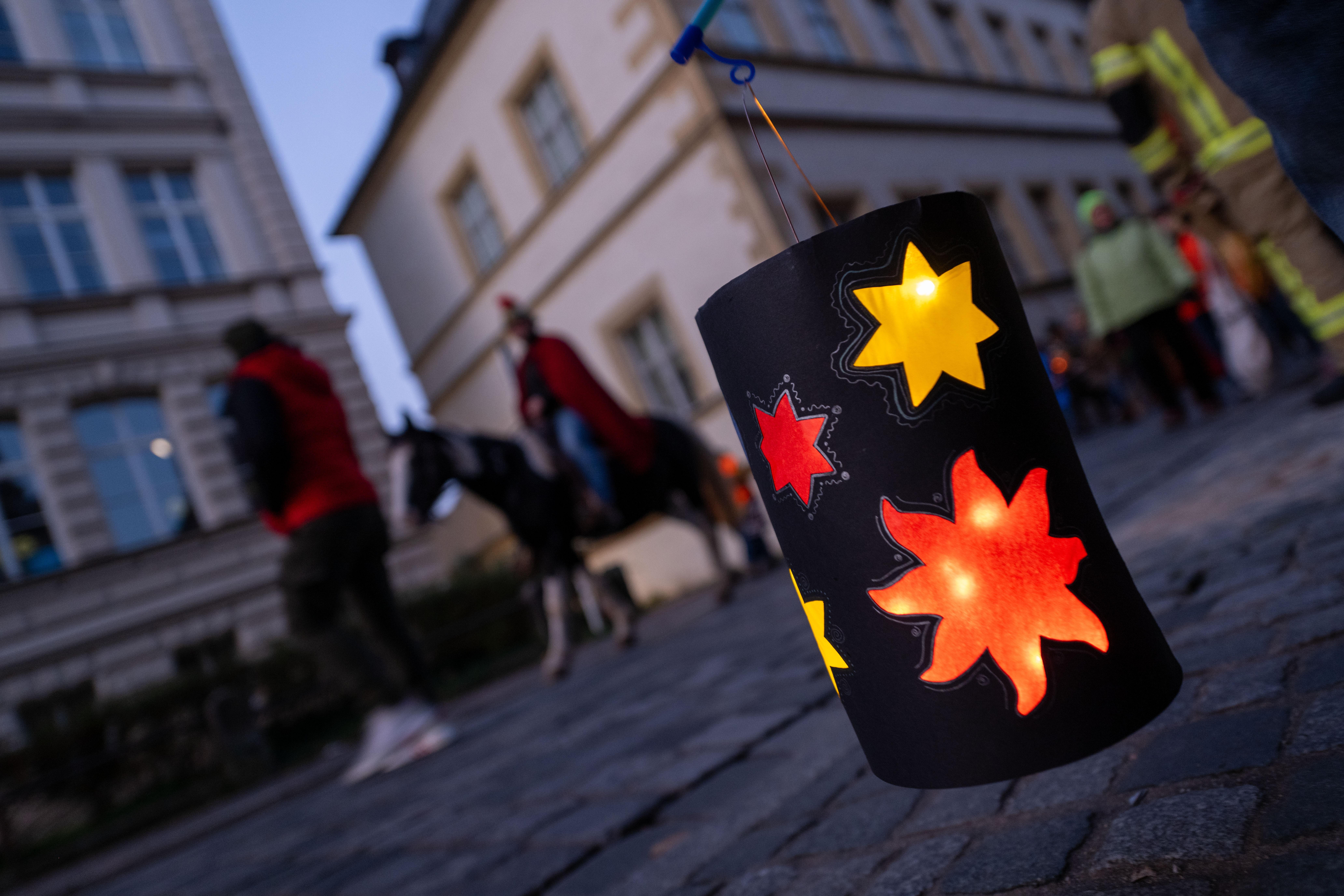 Symbolbild: Laterne und Reiter bei einem Martinsumzug