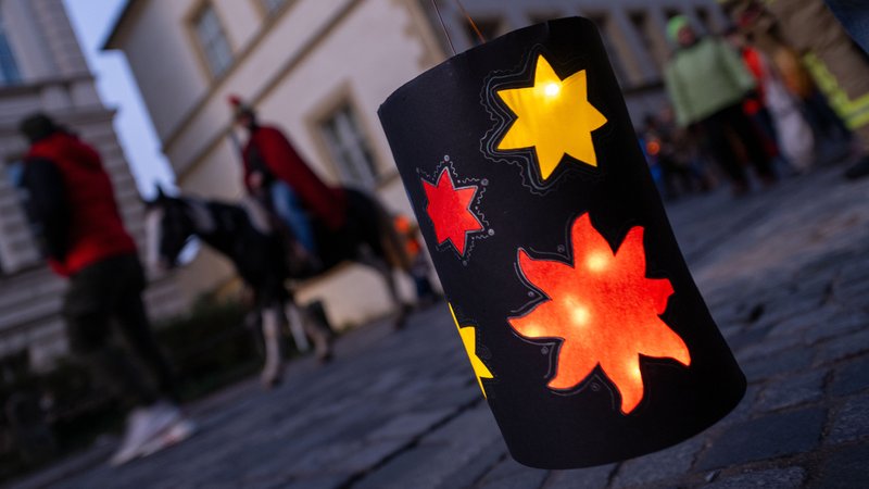 Symbolbild: Laterne und Reiter bei einem Martinsumzug | Bild: BR/pa Symbolbild: Laterne und Reiter bei einem Martinsumzug
