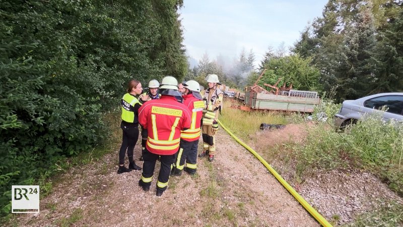 An Sonntagnachmittag war die Feuerwehr zu dem Brand im Süden von Altdorf nahe Nürnberg ausgerückt. Als die Einsatzkräfte das brennende Gartenhaus betreten wollten, bedrohte sie ein Mann mit einer Schusswaffe. | Bild: BR An Sonntagnachmittag war die Feuerwehr zu dem Brand im Süden von Altdorf nahe Nürnberg ausgerückt. Als die Einsatzkräfte das brennende Gartenhaus betreten wollten, bedrohte sie ein Mann mit einer Schusswaffe.