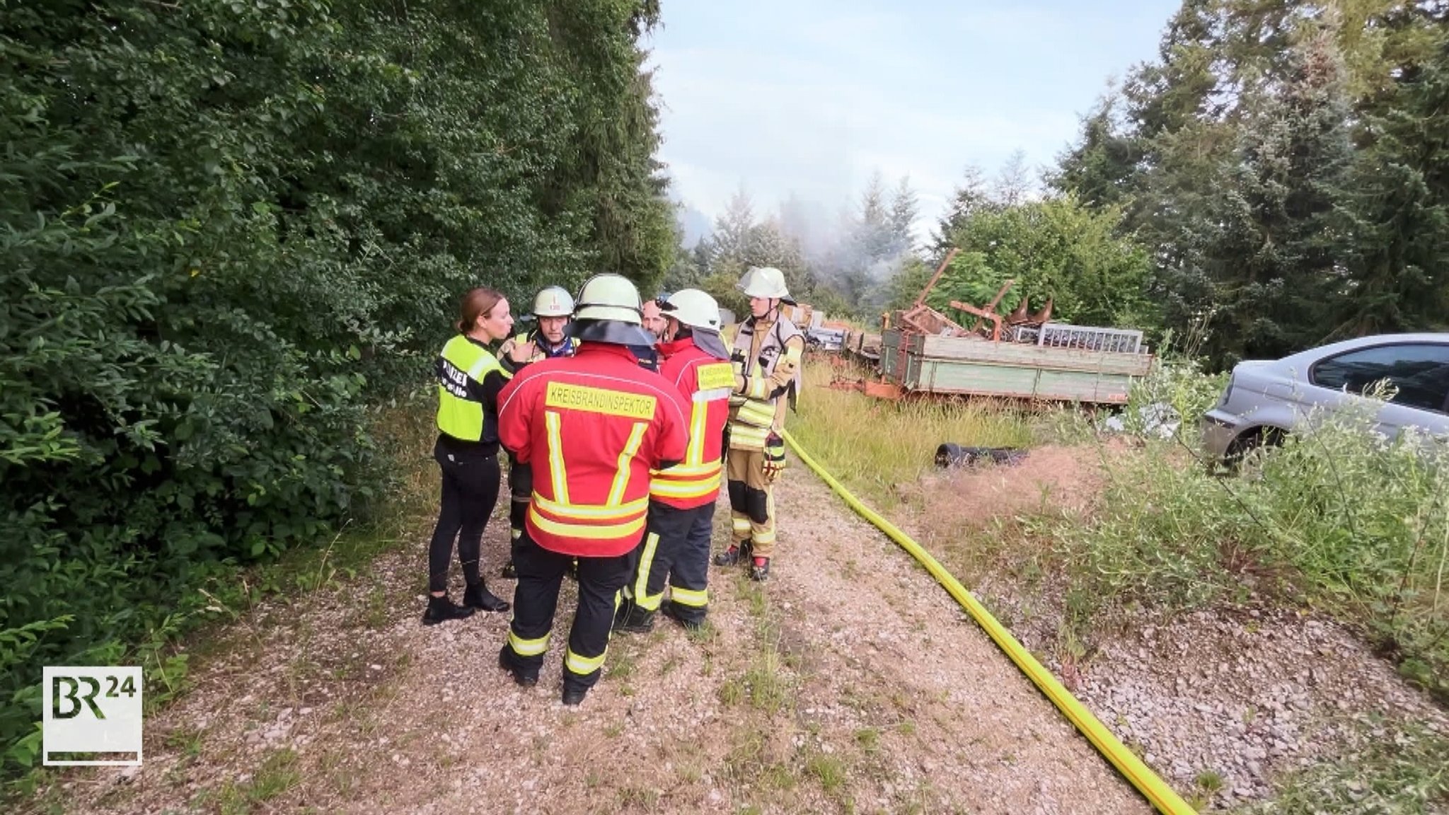 An Sonntagnachmittag war die Feuerwehr zu dem Brand im Süden von Altdorf nahe Nürnberg ausgerückt. Als die Einsatzkräfte das brennende Gartenhaus betreten wollten, bedrohte sie ein Mann mit einer Schusswaffe. 