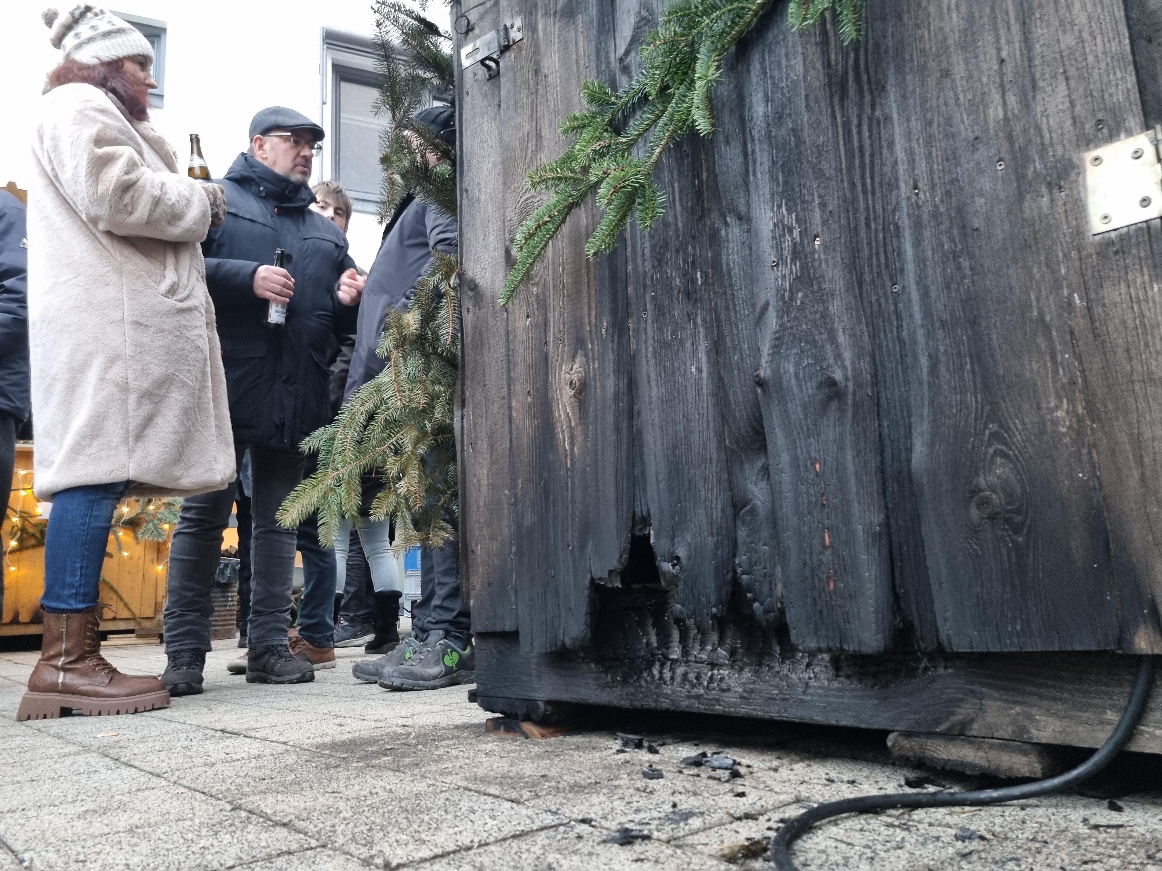 Angebranntes Holz an einer Christkindlmarkt-Hütte