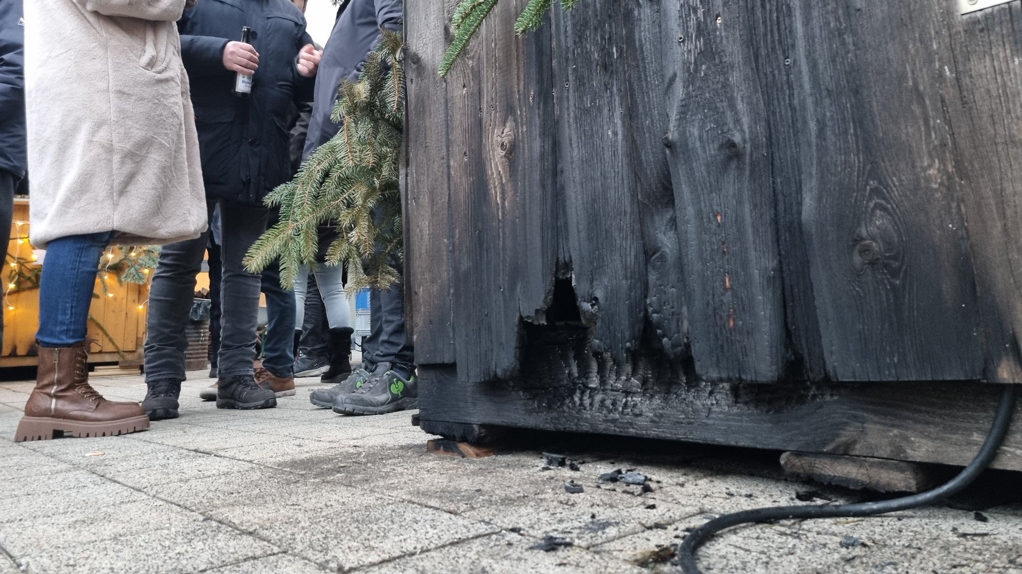 Brandstiftung auf Christkindlmarkt: Kripo ermittelt