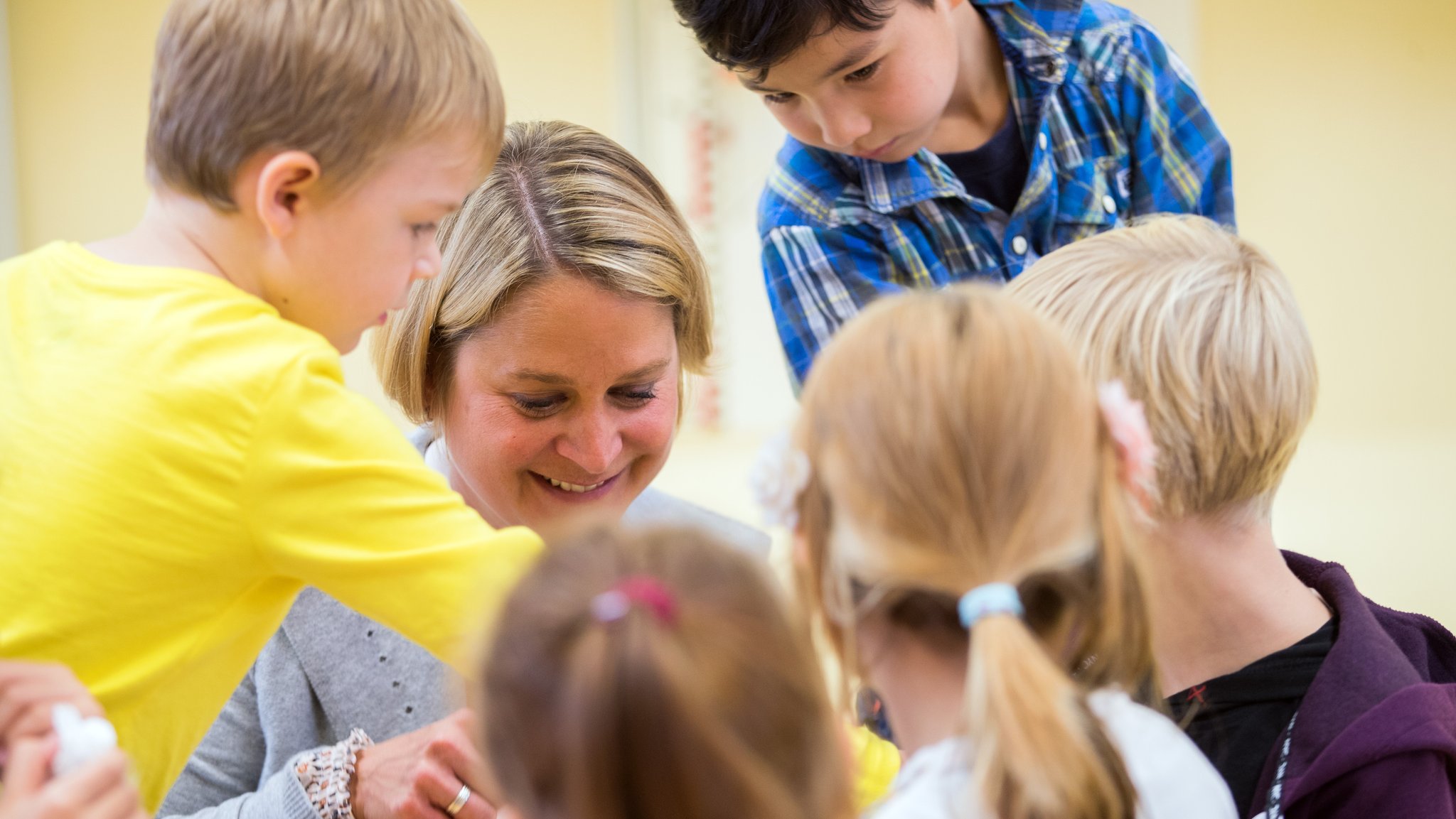 Kinder infizieren sind zwar mit dem Coronavirus, sie erkranken aber selten schwer. 