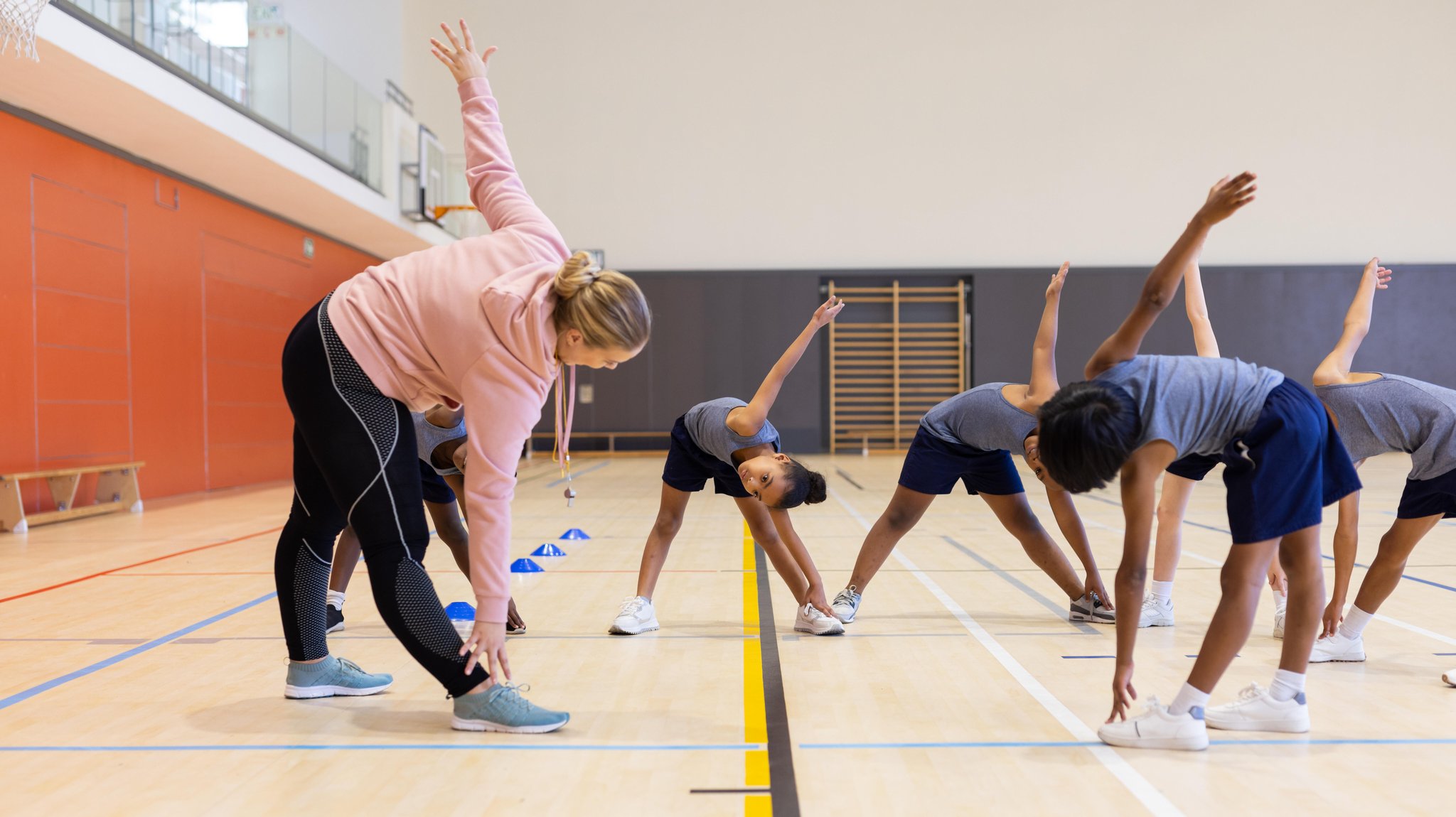 Kinder dehnen sich beim Schulsport