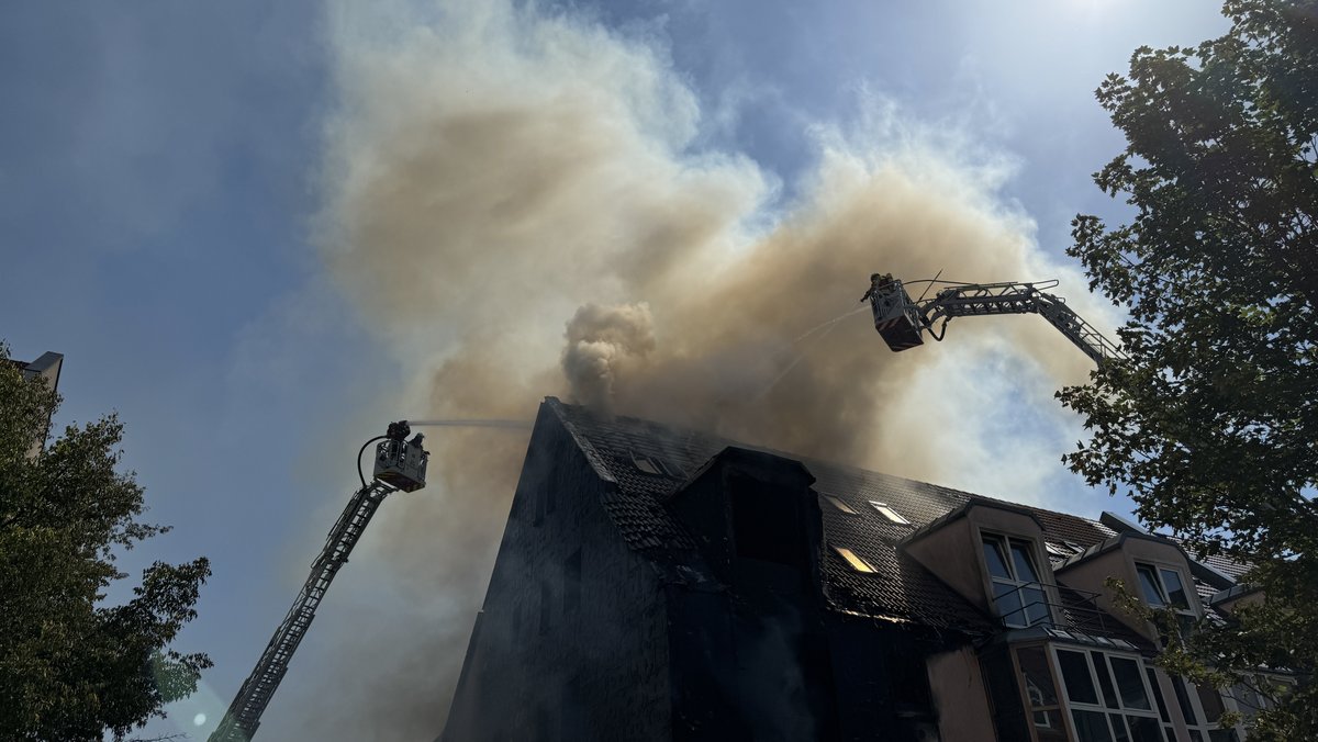 Die Feuerwehr löscht am Donnerstagvormittag mit Drehleitern das brennende Haus in Nittendorf.