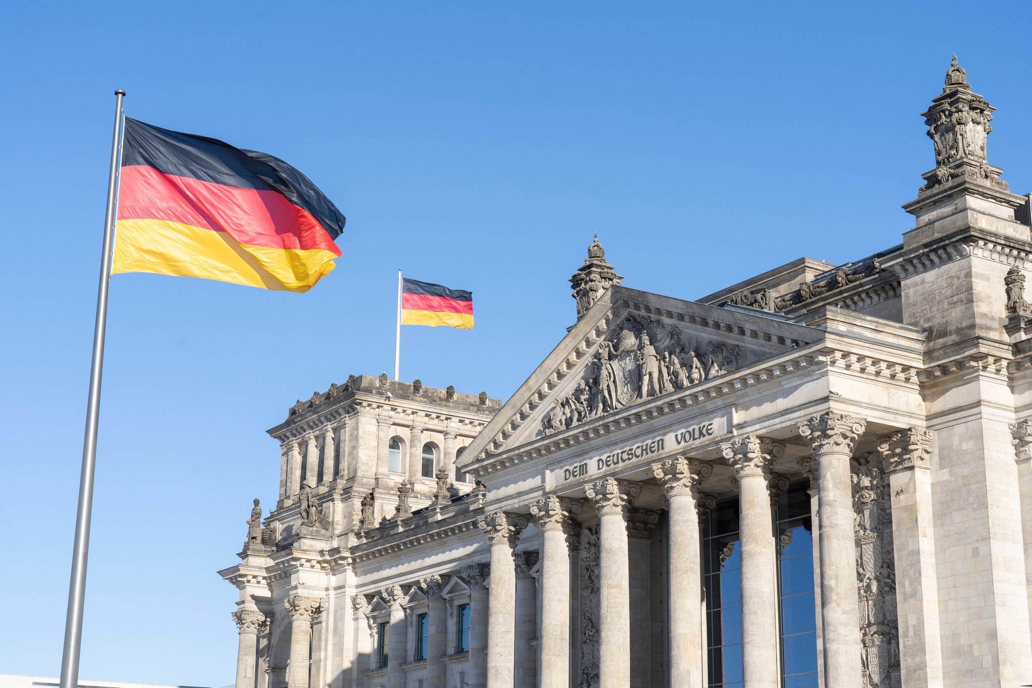 Deutscher Bundestag Reichstagsgebäude in Berlin mit Schriftzug Dem Deutschen Volke.