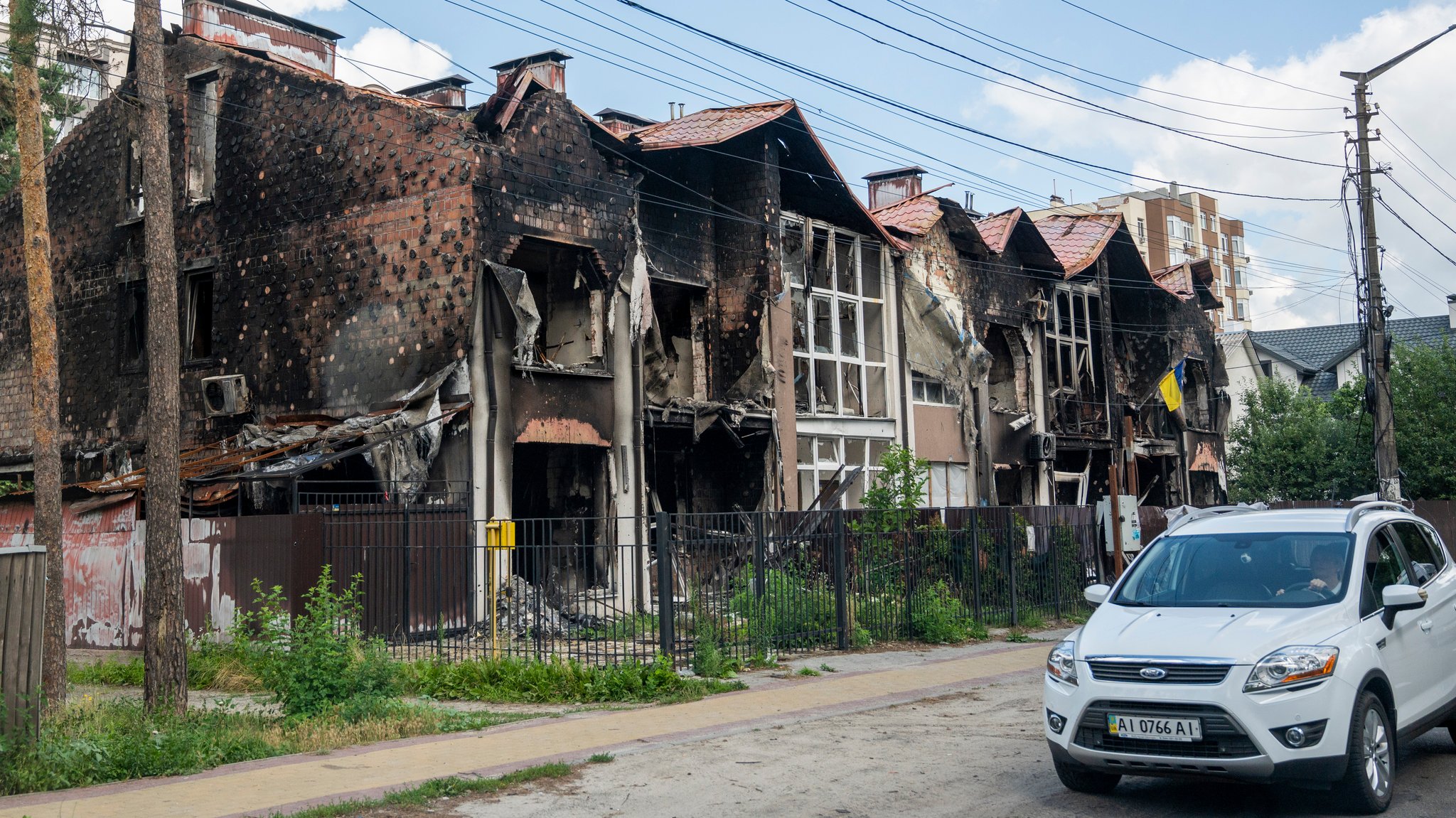 Zerstörtes Gebäude in einer Vorstadt von Kiew, aufgenommen am 25.07.22.