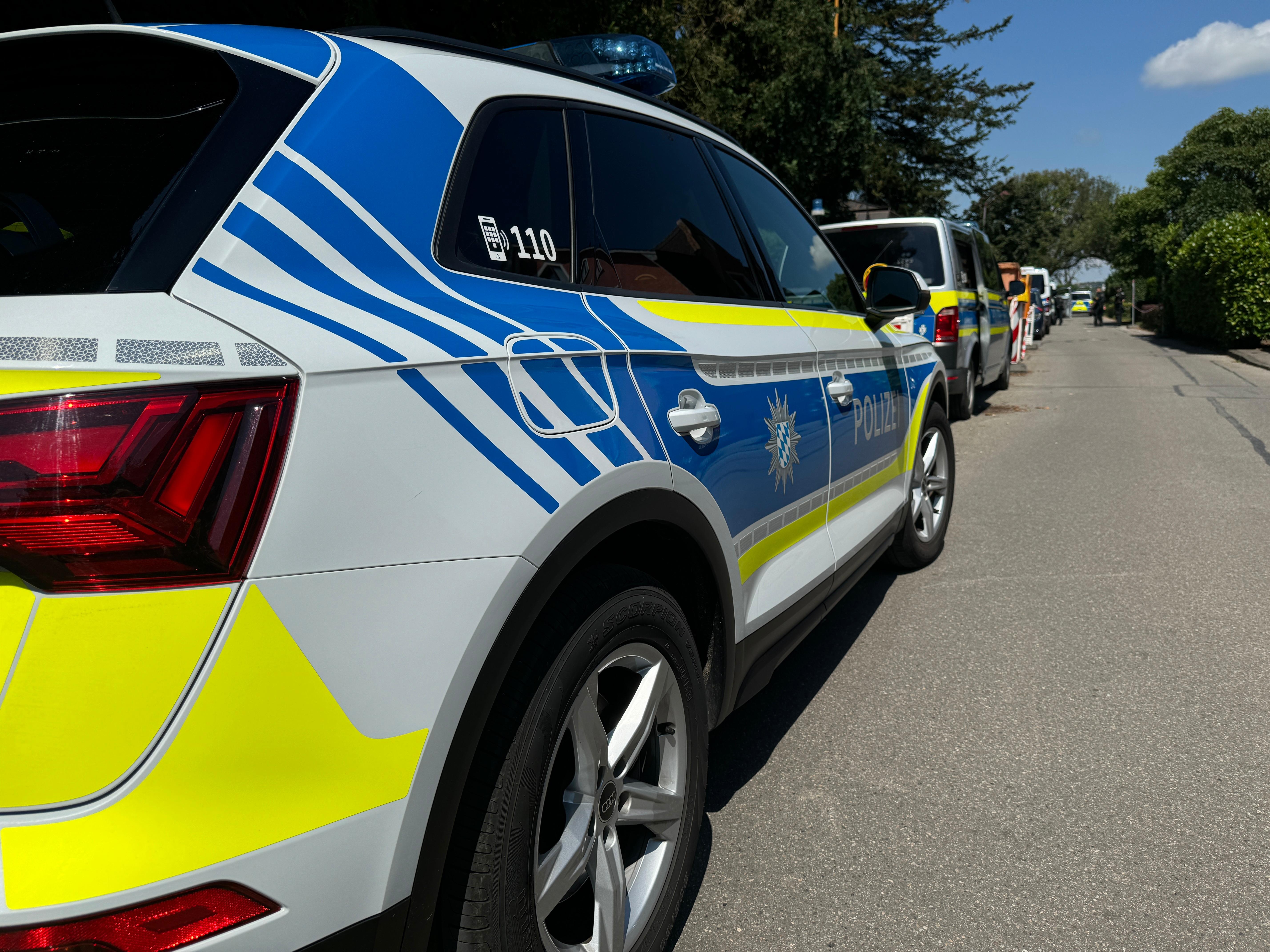 Streifenwagen der Polizei im Einsatz. 