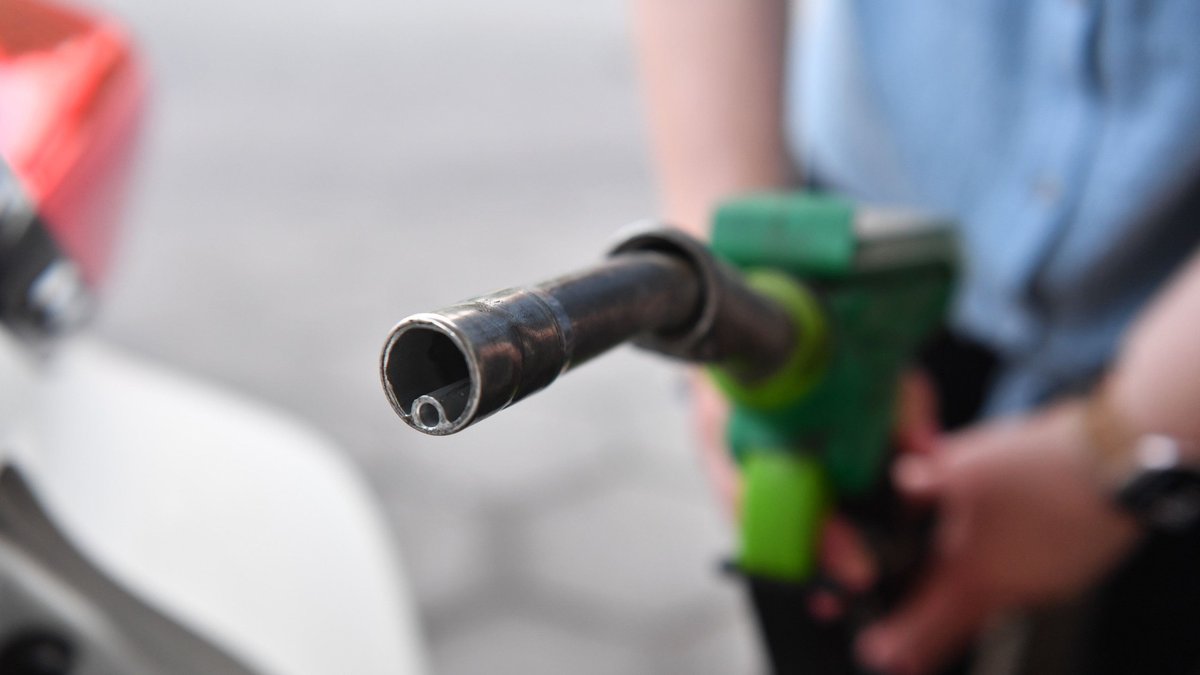 Eine Person tankt ein Fahrzeug an einer Tankstelle.