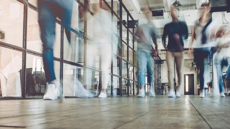 Symbolbild: Mehrere Menschen in einem Büro, unscharf fotografiert | Bild: stock.adobe.com Symbolbild: Mehrere Menschen in einem Büro, unscharf fotografiert