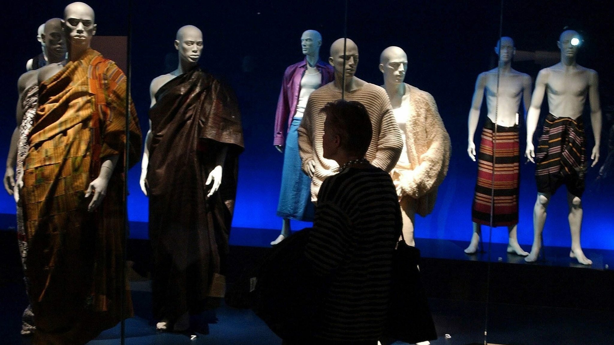Die Ausstellung "Bravehearts: Men in Skirts" im Jahr 2003 im Metropolitian Museum of Art's Costume in New York. | Bild: picture-alliance / dpa | Justin_Lane Die Ausstellung "Bravehearts: Men in Skirts" im Jahr 2003 im Metropolitian Museum of Art's Costume in New York.