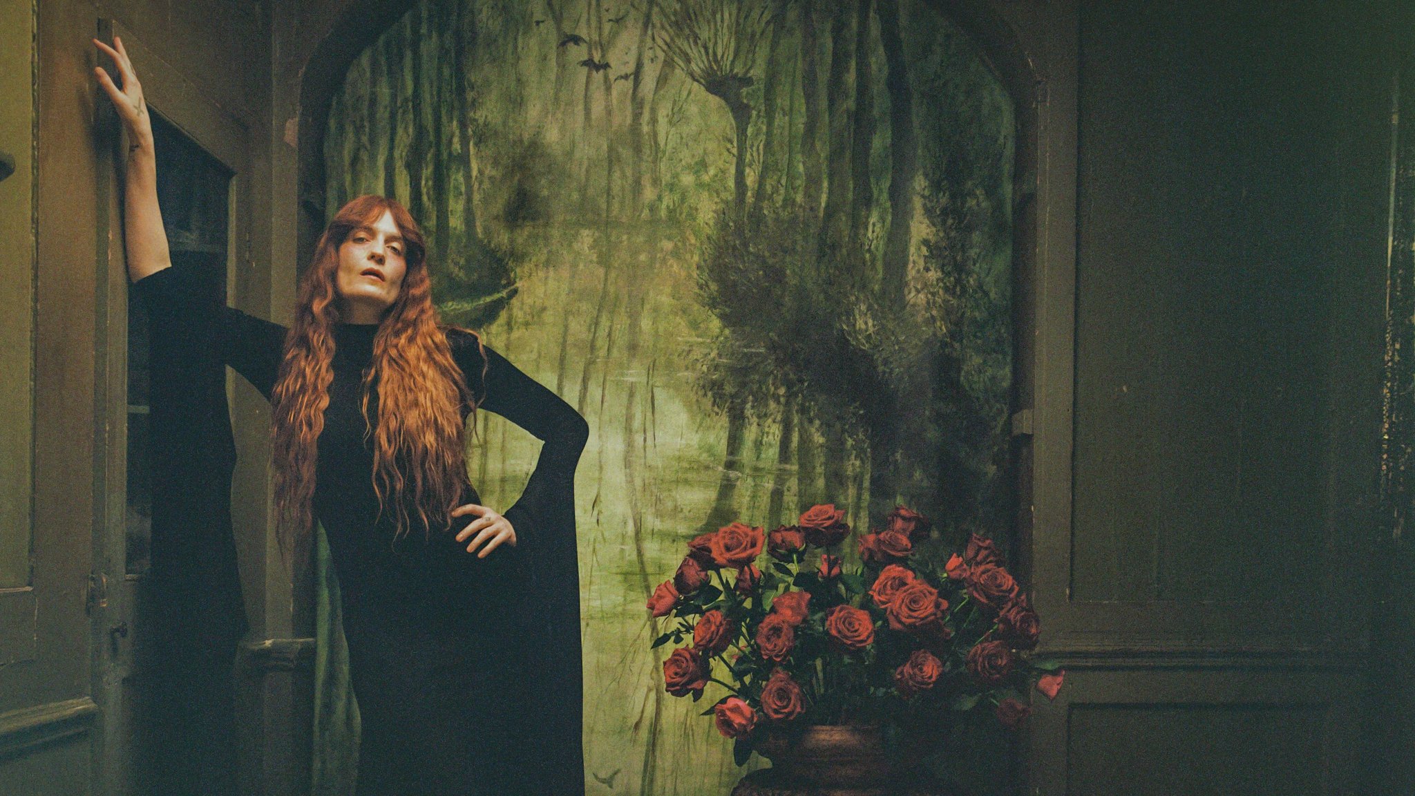 Florence Welch, Frontfrau der britischen Formation Florence + The Machine, posiert in einem grün gestrichenen Raum, der mit roten Rosen dekoriert ist. | Bild: Universal Music Florence Welch, Frontfrau der britischen Formation Florence + The Machine, posiert in einem grün gestrichenen Raum, der mit roten Rosen dekoriert ist.
