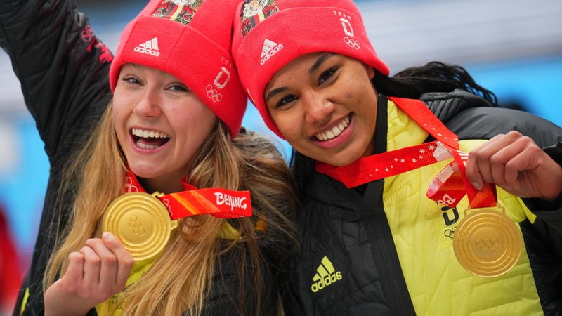  Laura Nolte (l) und Deborah Levi aus Deutschland jubeln mit ihrer Goldmedaille. 
