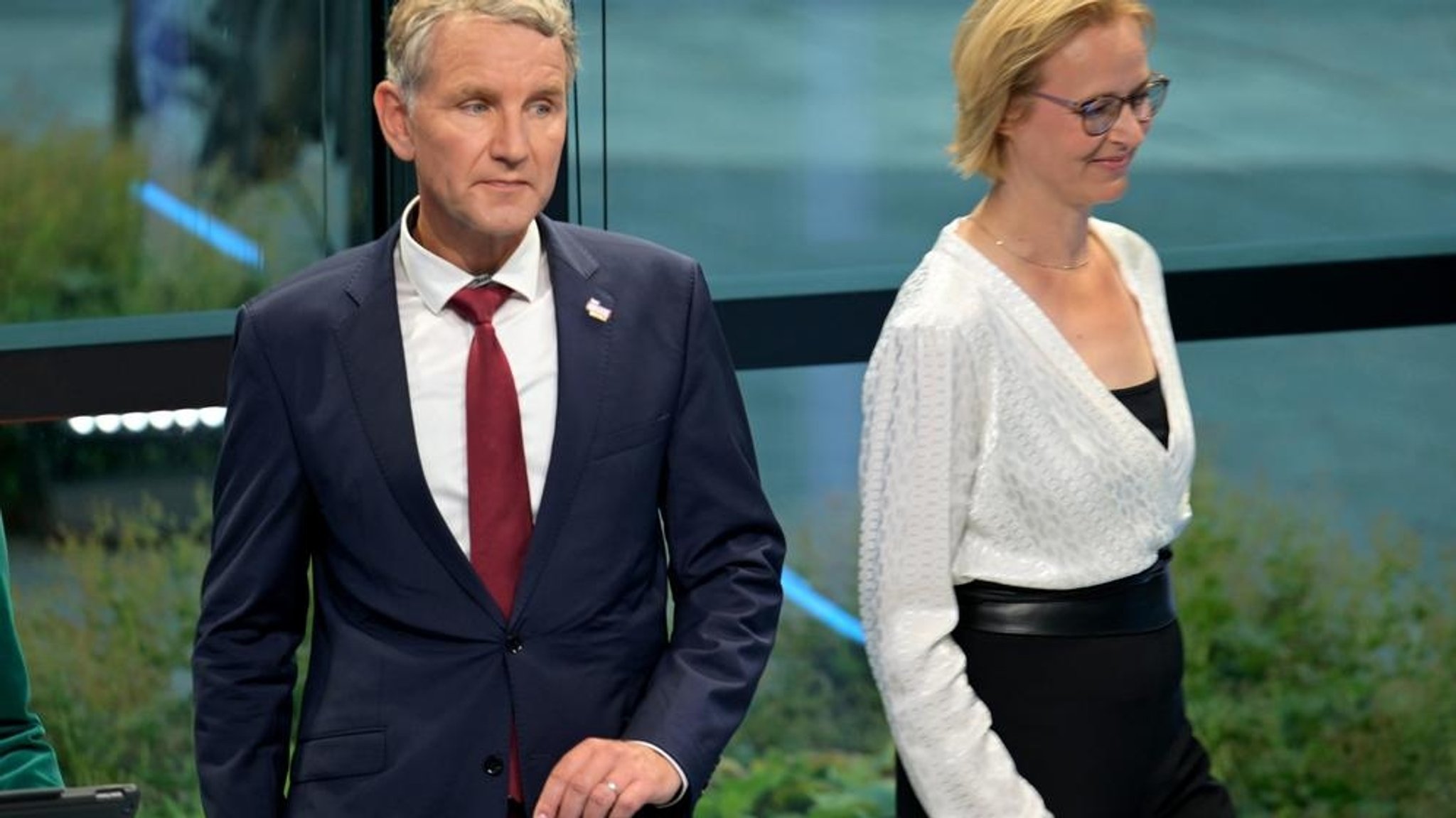 Björn Höcke (AfD), Partei- und Fraktionsvorsitzender der AfD steht im ZDF-Fernsehstudio bei der Runde der Spitzenkandidaten neben Katja Wolf, Spitzenkandidatin des Bündnis Sahra Wagenknecht (BSW) in Thüringen.