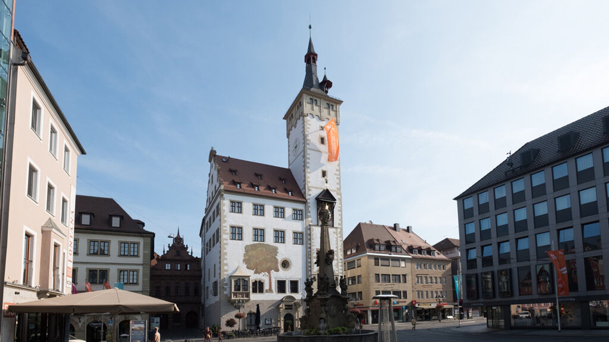 Der Vieröhrenbrunnen in Würzburg, im Hintergrund das Rathaus.