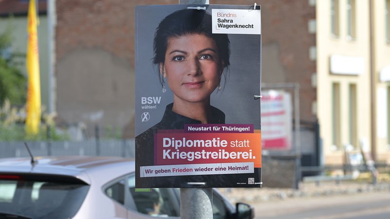 Ein Wahlplakat des BSW (Bündnis Sahra Wagenknecht ) zur Landtagswahl in Thüringen | Bild: picture alliance/dpa/Revierfoto | Revierfoto Ein Wahlplakat des BSW (Bündnis Sahra Wagenknecht ) zur Landtagswahl in Thüringen