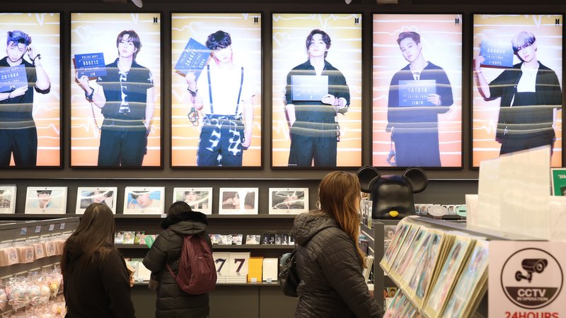 Bilder der Mitglieder der K-Pop-Band BTS in einem Plattenladen in Seoul | Bild: picture alliance / YONHAPNEWS AGENCY | Yonhap Bilder der Mitglieder der K-Pop-Band BTS in einem Plattenladen in Seoul