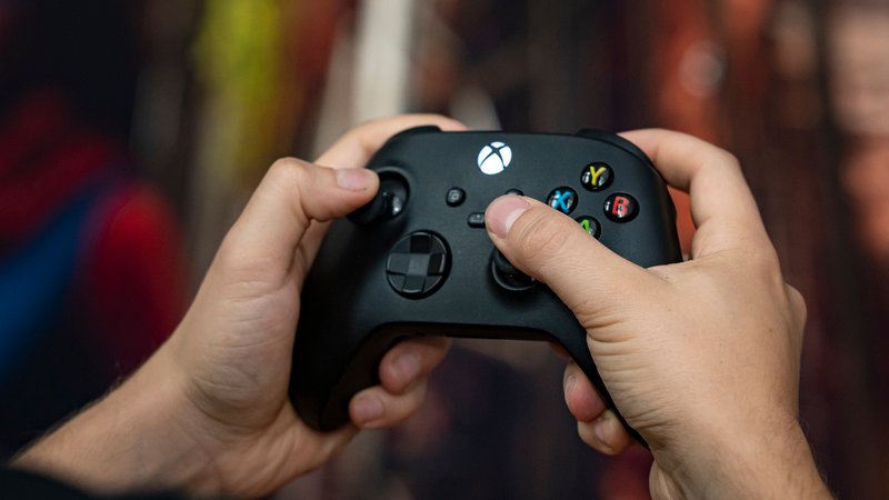 Symbolbild: Gamer mit Xbox-Controller | Bild: picture alliance/dpa | Fabian Sommer Symbolbild: Gamer mit Xbox-Controller