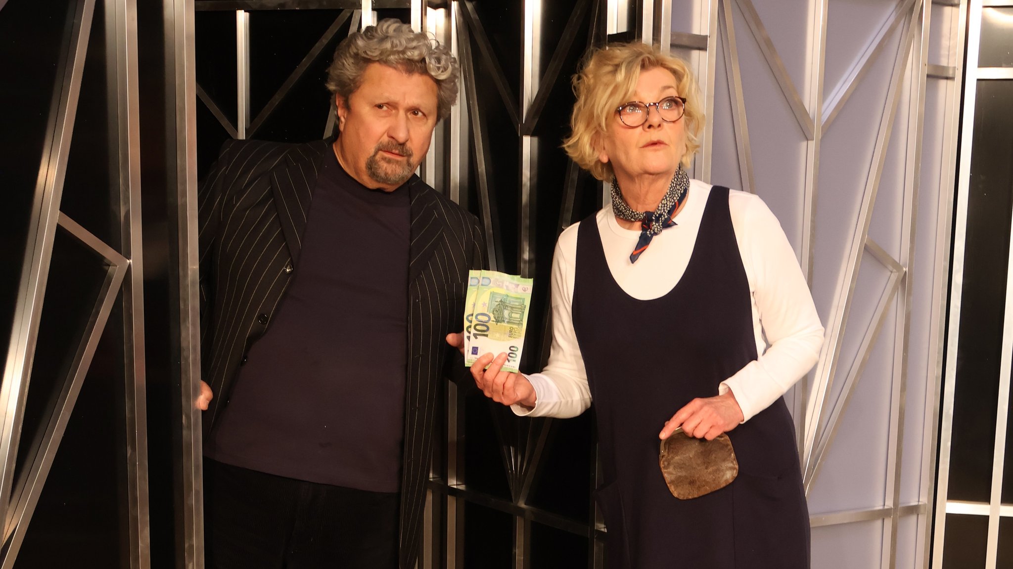 Bei den Proben zu "Wer schießt auf Frau Hummel?"