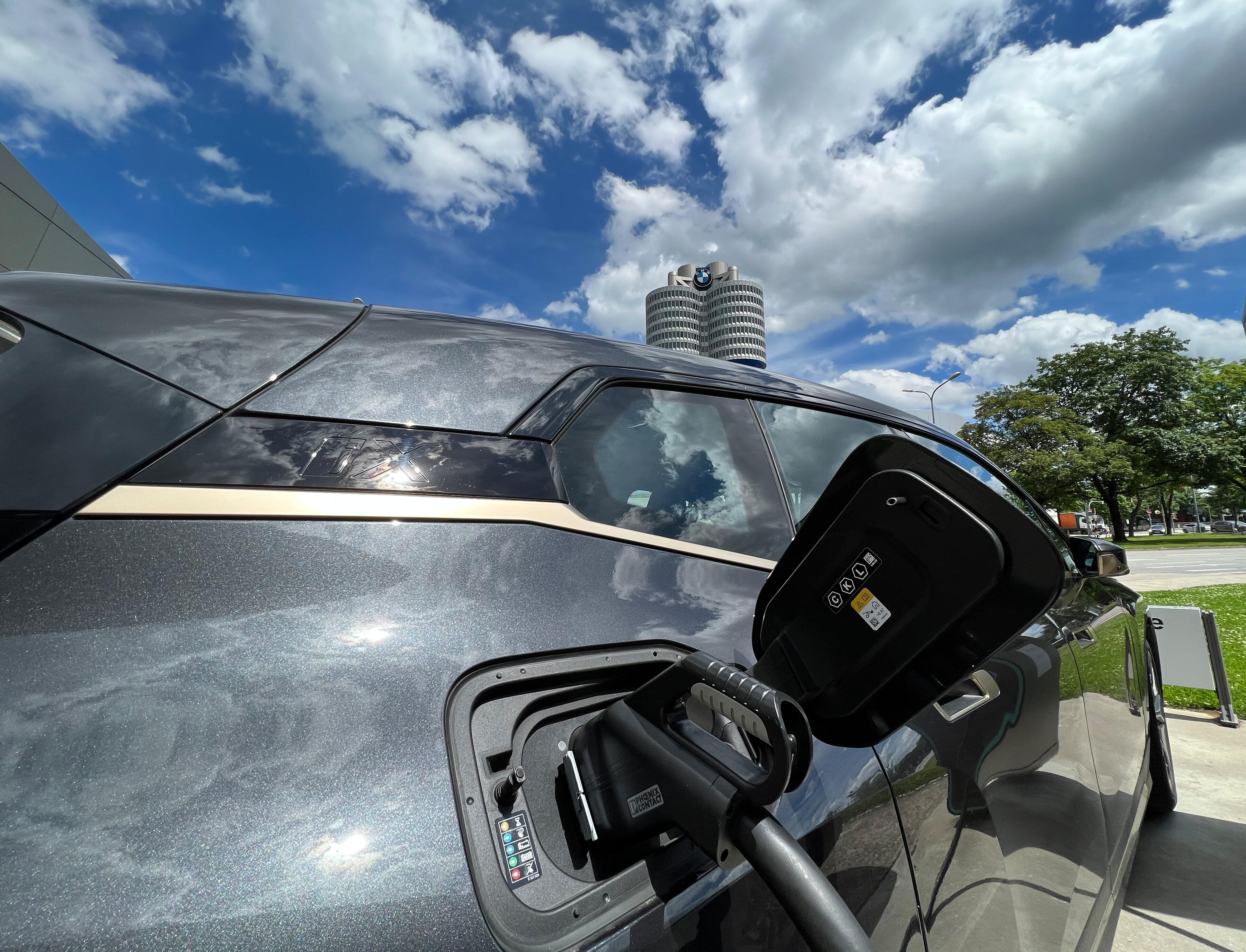 In München wird ein E-Auto aufgeladen.