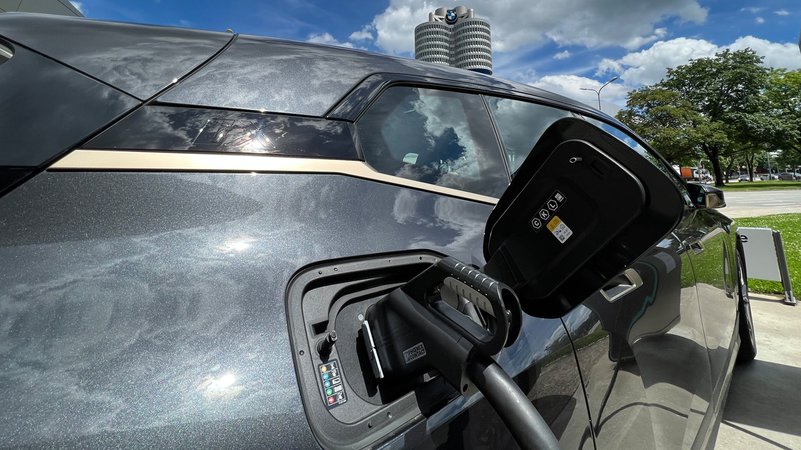 In München wird ein E-Auto aufgeladen. | Bild: picture alliance / Ralf Ibing/Snowfield Photography | Ralf Ibing In München wird ein E-Auto aufgeladen.