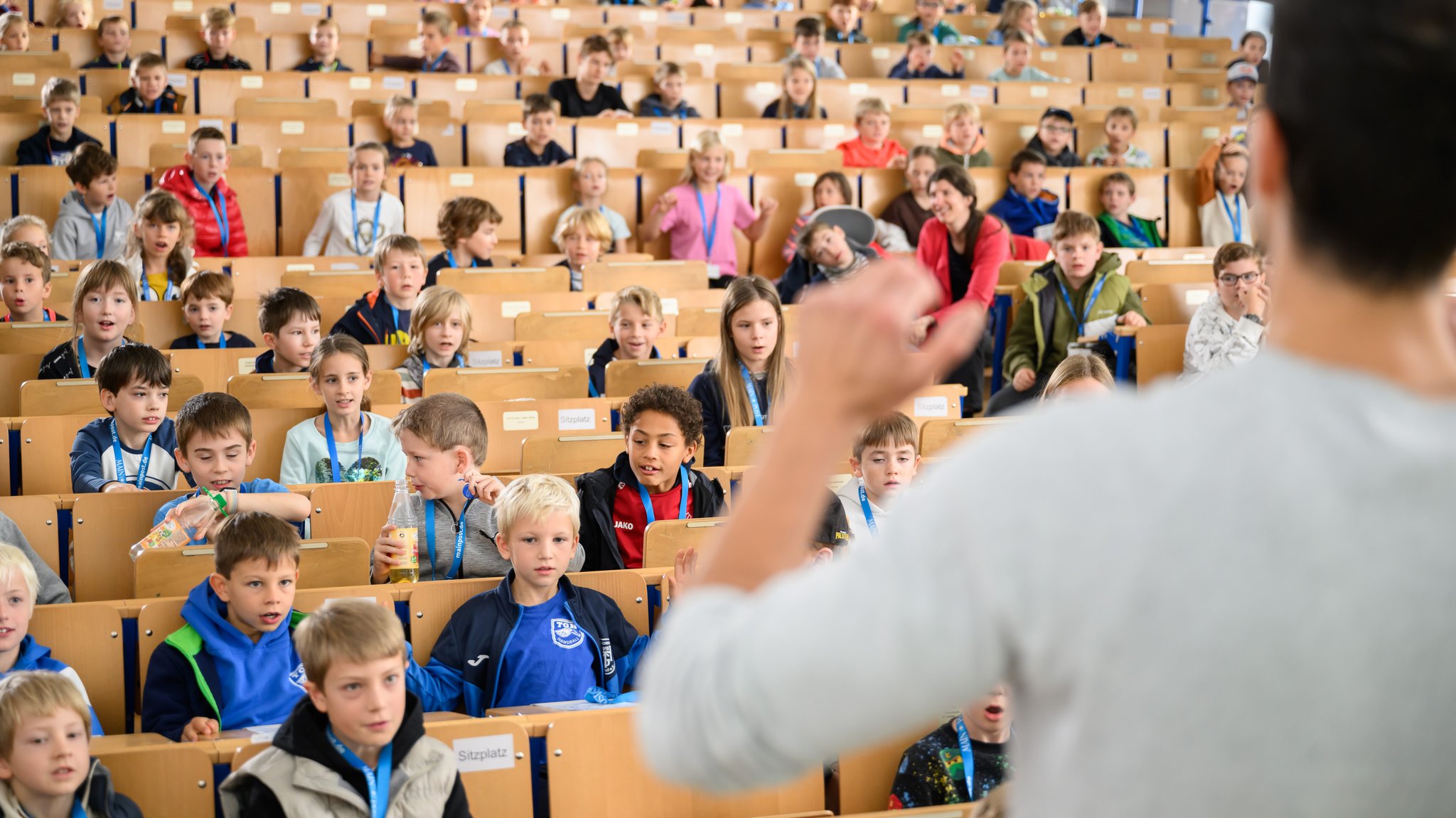 Seit 20 Jahren lernen Kinder in Würzburg schon in jungen Jahren die Uni als kleine Studenten kennen.