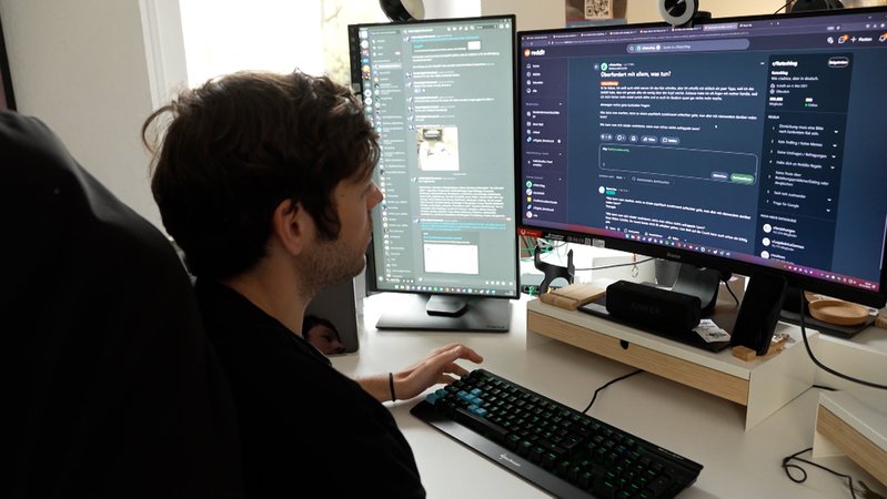 Digitale Streetworker im Büro Regensburg bei der Arbeit | Bild: BR Digitale Streetworker im Büro Regensburg bei der Arbeit