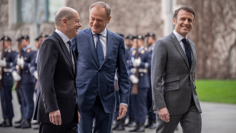 Berlin: Kanzler Scholz empfängt den französischen Präsidenten Macron und den polnischen Ministerpräsidenten Tusk. 