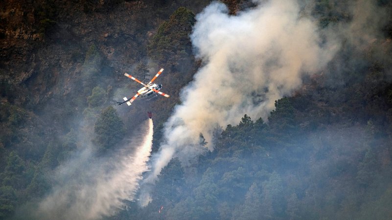 Der Waldbrand auf der bei Urlaubern beliebten Kanaren-Insel Teneriffa ist nach rund vier Tagen weiter außer Kontrolle.