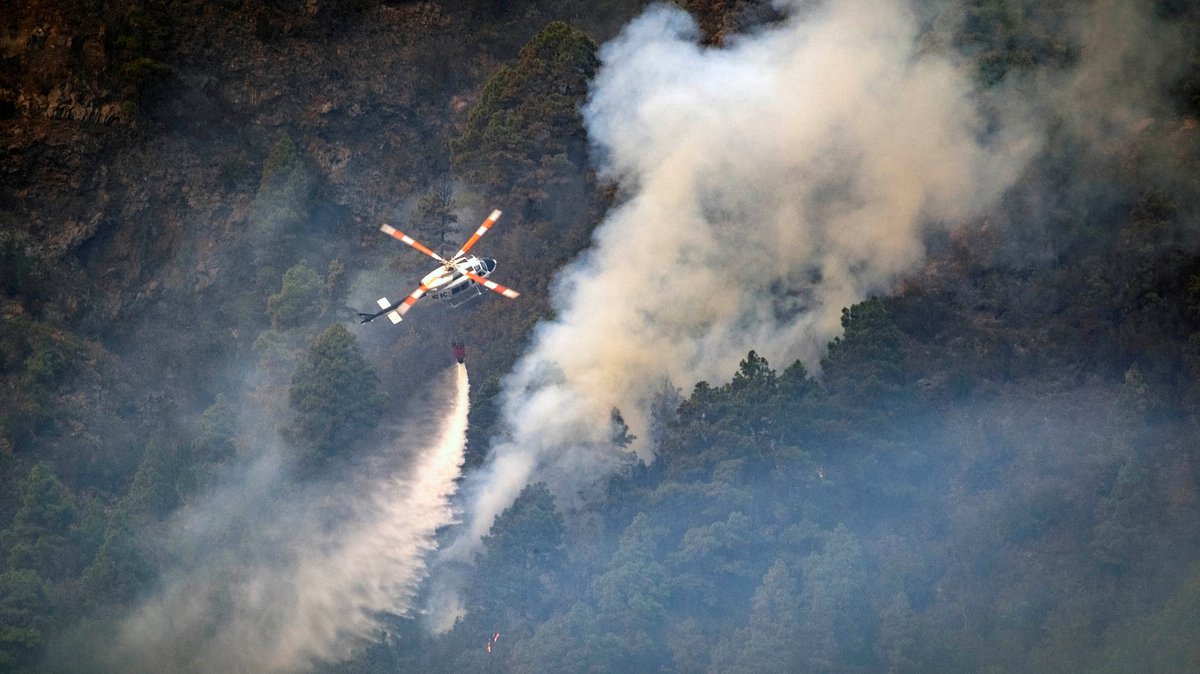 Der Waldbrand auf der bei Urlaubern beliebten Kanaren-Insel Teneriffa ist nach rund vier Tagen weiter außer Kontrolle.