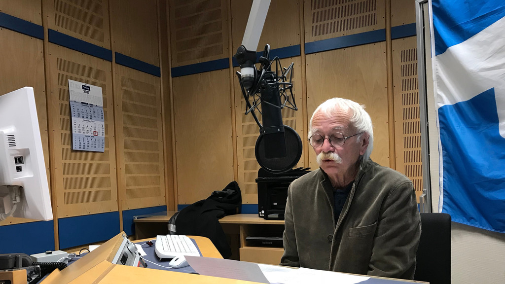 Klaus Schamberger vor dem Mikrofon im Bayern 1-Studio in Nürnberg