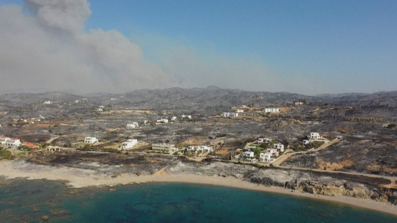 Trotz massiven Einsatzes von Löschflugzeugen und Helikoptern ist der Großbrand im Südosten der Insel Rhodos außer Kontrolle.