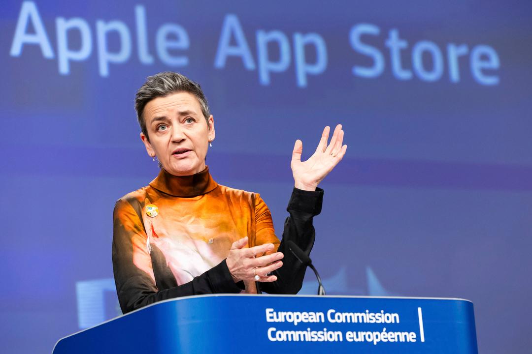 Die Vizepräsidentin der EU-Kommission, Margrethe Vestager, spricht in der EU-Zentrale in Brüssel zu den Medien über den Streamingdienst Apple Music.