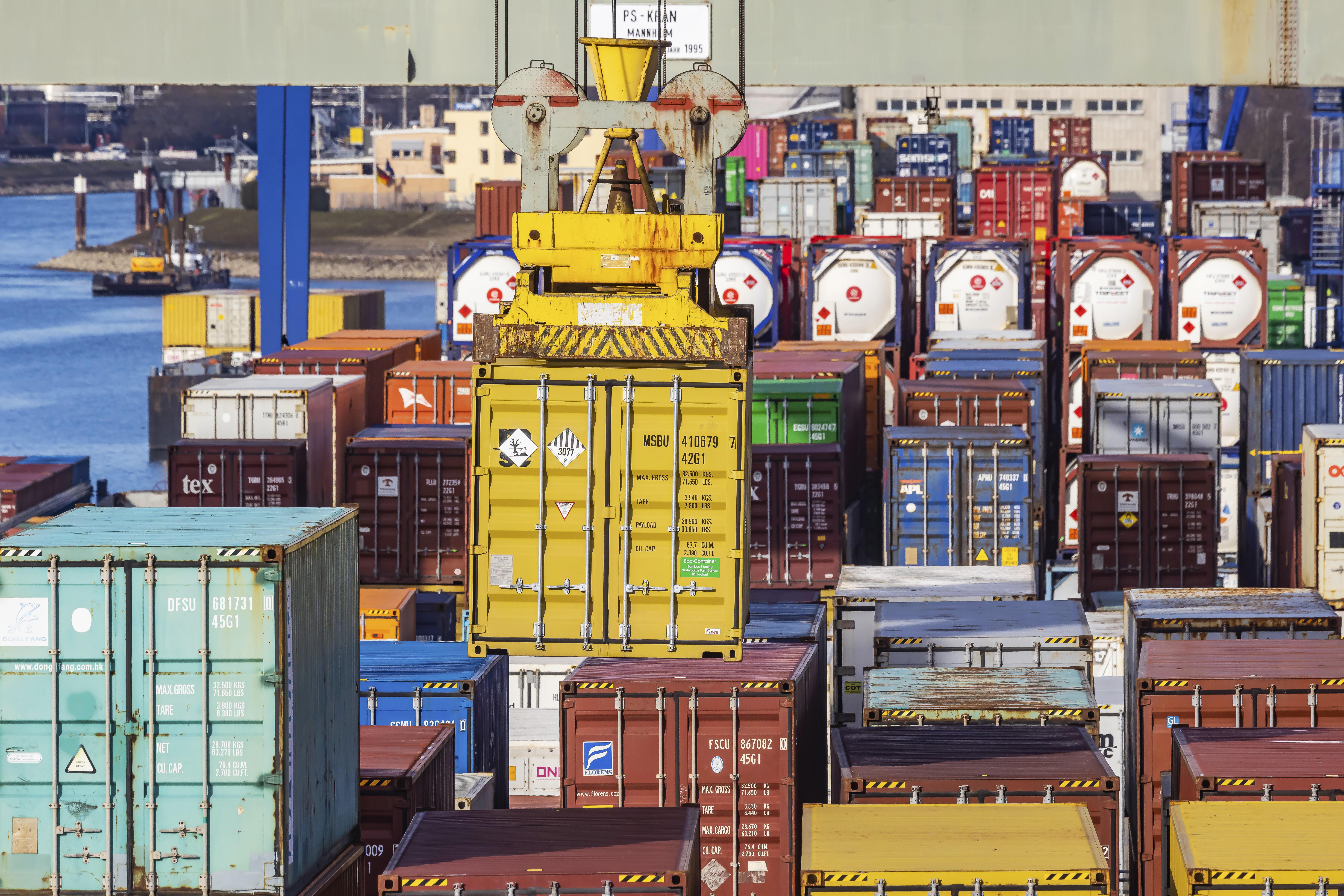 Symbolbild: Schiffcontainer (im Rheinhafen von Mannheim)